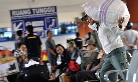 Seorang buruh mengangkut barang milik pemudik menjelang keberangkatan ke Pulau Jawa di Terminal Ubung, Denpasar, Bali.