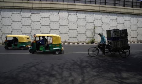 Seorang buruh mengangkut kipas pendingin air di atas becak pada hari yang panas di New Delhi, India, Senin, 2 Mei 2022. Burung-burung di India kelelahan dan dehidrasi di tengah gelombang panas. Ilustrasi.