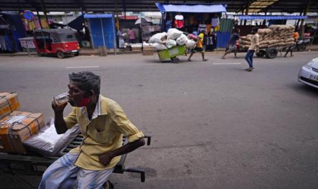 Seorang buruh upahan minum teh di sebuah pasar di Kolombo, Sri Lanka, Jumat, 10 Juni 2022. Negara ini menghadapi krisis ekonomi terburuk dalam ingatan baru-baru ini. Seorang buruh upahan minum teh di sebuah pasar di Kolombo, Sri Lanka, Jumat, 10 Juni 2022. Negara ini menghadapi krisis ekonomi terburuk dalam ingatan baru-baru ini. Eine angeheuerte Hand trinkt Tee auf einem Markt in Colombo, Sri Lanka, Freitag, 10. Juni 2022. Das Land steht vor der schlimmsten Wirtschaftskrise der jüngsten Vergangenheit. Seorang buruh upahan minum teh di sebuah pasar di Kolombo, Sri Lanka, Jumat, 10 Juni 2022. Negara ini menghadapi krisis ekonomi terburuk dalam ingatannya belakangan ini. Ein Lohnarbeiter trinkt Tee auf einem Markt in Colombo, Sri Lanka, Freitag, 10. Juni 2022. Das Land steht vor der schlimmsten Wirtschaftskrise der jüngsten Vergangenheit.