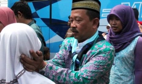 Seorang calon haji memeluk puterinya sebelum menuju bandara