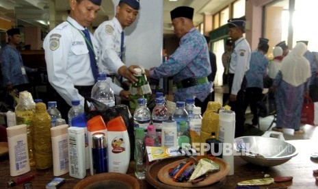 Seorang calon jamaah Haji (calhaj) diperiksa tasnya oleh Petugas Panitia Penyelenggara Ibadah Haji (PPIH) (Ilustrasi)