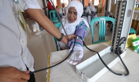 Seorang calon jamaah haji melakukan tes pemeriksaan kesehatan saat masuk di Asrama Haji Palu, Sulawesi tengah, Senin (15/8). 