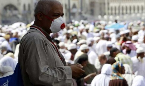   Seorang calon jamaah haji memakai masker di kawasan Masjidil Haram, Makkah, Sabtu (20/10). 