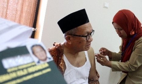 Seorang calon jamaah haji mendapatkan suntikan vaksin Meningitis pada pemeriksaan kesehatan di Rumah Sakit Umum Daerah (RSUD) Tangsel, Pamulang, Tangsel.