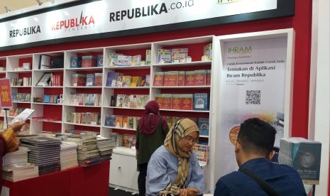 Seorang calon jamaah umrah mendaftar umrah ke Naja Travel di stan Republika di Jakarta Convention Center (JCC) Senayan Jakarta, Sabtu (2/3).