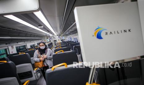 Seorang calon penumpang berjalan di lorong gerbong Kereta Api (KA) Bandara di Stasiun Bandara Internasional Soekarno-Hatta, Tangerang, Banten, Senin (21/9). Jadwal perjalanan KA Bandara Soekarno-Hatta mulai hari ini (10/2) akan mengalami perubahan.