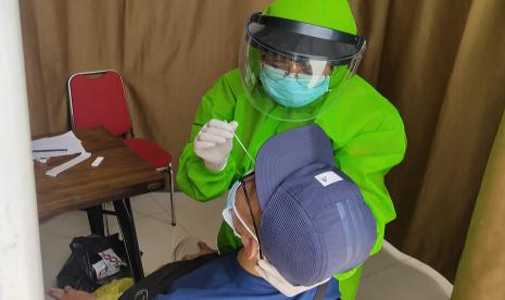 Dengan adanya aturan perjalanan baru selama masa libur Natal dan Tahun Baru 2020/2021, penumpang kereta api harus menunjukan hasil negatif uji swab atau rapid test antigen. PT Kereta Api Indonesia (Persero) atau KAI memastikan bagi penumpang yang positif Covid-19 dari hasil uji swab dan rapid test antigen dapat membatalkan tiketnya.