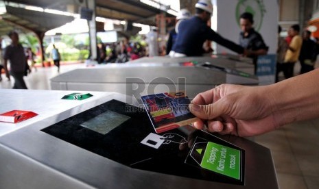   Seorang calon penumpang kereta api listrik (KRL) menggunakan tiket elektronik (e-ticketing) di Stasiun Jakarta Kota, Selasa (23/4).    (Republika/Prayogi)