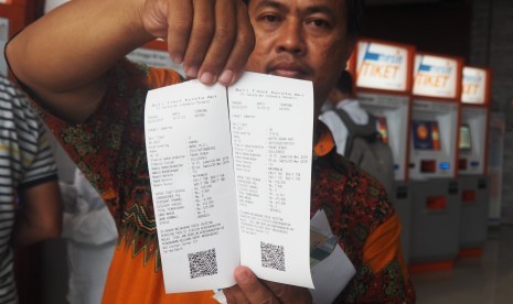 Tiket Lebaran: Seorang calon penumpang menunjukkan tiket kereta lebaran tujuan Solo di Stasiun Pasar Senen, Jakarta Pusat, Kamis (28/2/2019).