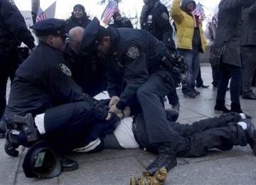 Seorang demonstran ditangkap usai melempar sepatu ke Presiden Yaman, Ali Abdullah Saleh, di New York, Amerika Serikat, Ahad (5/2). 