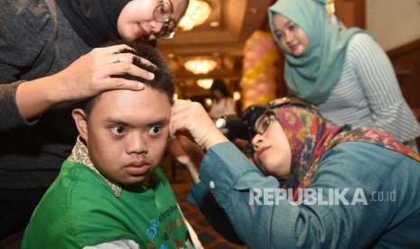 Seorang dokter memeriksa kebersihan telinga penyandang Down Syndrome pada puncak peringatan Hari Down Syndrome Dunia 2018 di Surabaya, Jawa Timur, Rabu (21/3). 