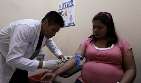 Seorang dokter memeriksa wanita hamil yang diduga terinfeksi zika, di bangsal bersalin rumah sakit di Guatemala City, Guatemala  