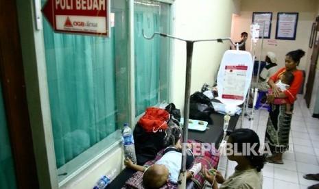 Seorang dokter terlihat sedang memeriksa balita yang terserang penyakit diare di rumah sakit.