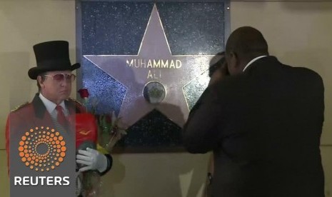 Seorang fan berfoto di dinding Walk of Fame dimana nama Muhammad Ali terpasang. .