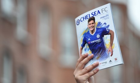 Seorang fan menunjukkan buku program Chelsea di luar Stamford Bridge akhir pekan lalu.