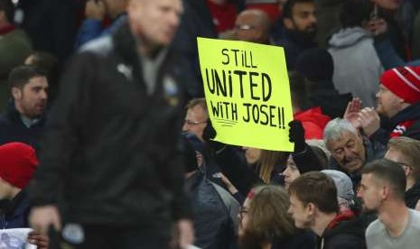 Seorang fan MU mengusung poster dukungan terhadap Jose Mourinho.