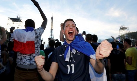 Seorang fan Prancis meluapkan kegembiraannya di Paris.