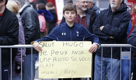 Seorang fan Tottenham Hotspur memegang poster bertuliskan dukungan kepada kiper, Hugo Lloris jelang laga Liga Primer lawan Bournemouth di stadion Vitality, Sabtu (22/10). Spurs menjadi satu-satunya tim yang belum terkalahkan di Liga Primer pada musim ini.