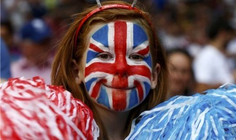 Seorang fans Britania Raya menyaksikan pertandingan timnasnya lawan Senegal di laga Grup A cabang sepakbola putra Olimpiade 2012 di Stadion Old Trafford, Manchester, pada Kamis (26/7). 