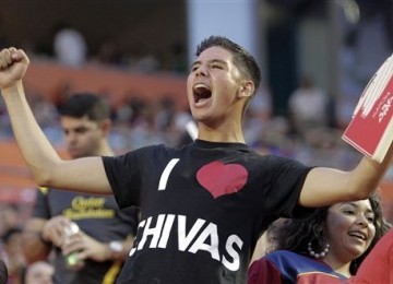 Seorang fans Chivas Guadalajara meluapkan emosinya usai tim kesayangannya menekuk Barcelona 4-1.