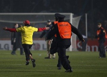 Seorang fans (kiri) menerobos masuk ke tengah lapangan setelah kecewa karena tuan rumah Argentina kembali bermain imbang setelah ditahan Kolombia 0-0 di laga kedua Grup A Copa America 2011.