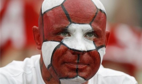 Seorang fans Polandia sedang menantikan pertandingan Polandia lawan Yunani di laga Grup A Piala Eropa 2012 di Warsawa pada Jumat (8/6). 