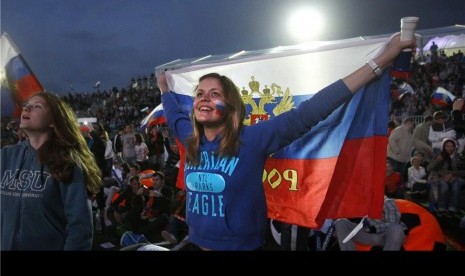 Seorang fans wanita Rusia langsung melonjak ketika menyaksikan pemain Rusia mencetak gol dalam laga lawan Republik Ceska di laga Grup A Piala Eropa 2012 di Wroclaw, Polandia, Jumat (8/6). 