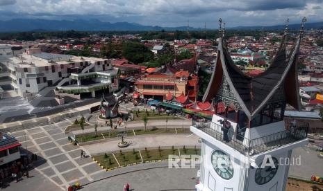 Seorang fotografer memotret suasana sepi libur Lebaran dari Jam Gadang Bukittinggi, Sumatera Barat, Senin (25/5/2020). Meskipun masih dalam masa PSBB hingga 29 Mei 2020, objek wisata aikonik di Sumbar itu masih dikunjungi pengunjung.