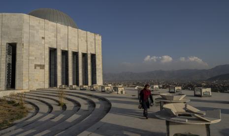 Seorang gadis Afghanistan menjual teh di kompleks makam Raja Mohammed Zahir Shahin di Kabul, Afghanistan, Senin, 27 September 2021.