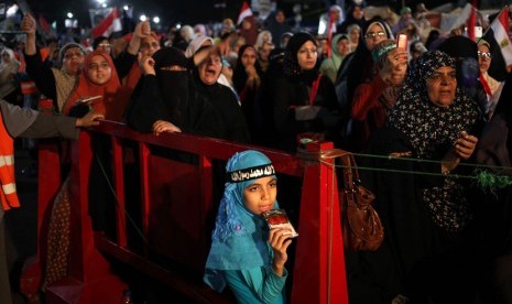 Seorang gadis Mesir bergabung dengan aksi unjuk rasa menolak kudeta dan mendukung Presiden Mursi di luar Masjid Rabiah Al Adawiyah, Nasr City, Kairo, Rabu (31/7).   (AP / Khalil Hamra)