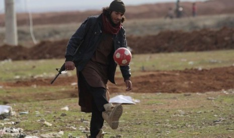 Seorang gerilyawan Suriah bermain bola di Kota Al-Rai, Aleppo, 20 Januari 2017.