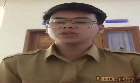 Guru aparatur sipil negara (ASN) di Kabupaten Pangandaran, Jawa Barat, Husein Ali Rafsanjani.