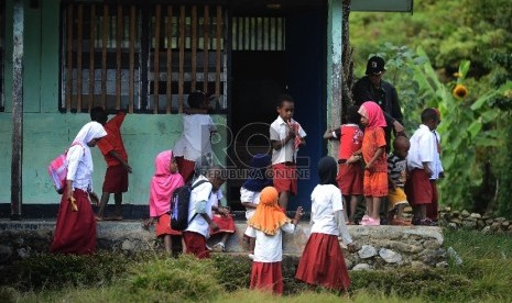 Guru bersama murid membersihkan kelas sebelum melakukan kegiatan belajar mengajar di SD Athahiriyah Yapis Walesi, Wamena, Kabupaten Jayawijaya, Papua.