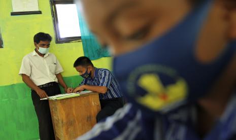 Seorang guru mengajar.  Menteri Pendidikan dan Kebudayaan (Mendikbud) Nadiem Makarim menyampaikan para guru yang tergabung dalam Program Guru Penggerak memiliki kesempatan untuk menjadi kepala sekolah. 