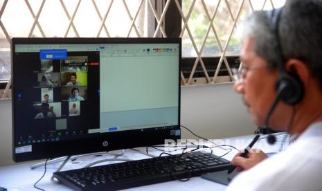 Seorang guru melakukan pembelajaran jarak jauh secara daring kepada siswanya di Laboratorium Komputer SMAN 4, Kota Bogor, Jawa Barat, Rabu (9/2/2022). Pemerintah daerah di wilayah aglomerasi Jabodetabek menghentikan proses pembelajaran tatap muka (PTM) setelah ditetapkan sebagai daerah berstatus PPKM level 3 dan pelaksanaan pembelajaran di satuan pendidikan dilakukan melalui pembelajaran daring. 