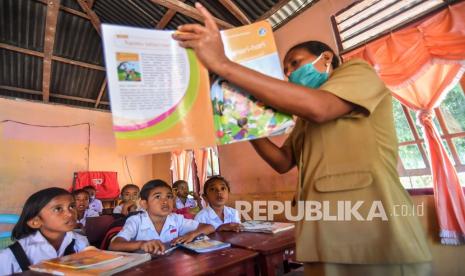 Menteri Keuangan Sri Mulyani memastikan, pemerintah akan memberikan bantuan subsidi gaji kepada guru honorer di lingkungan Kementerian Agama (Kemenag) dan Kementerian Pendidikan dan Kebudayaan (Kemendikbud). 