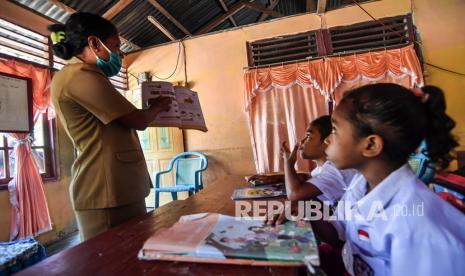 Seorang guru memberikan pelajaran saat proses belajar mengajar di salah satu rumah siswa. (Ilustrasi)