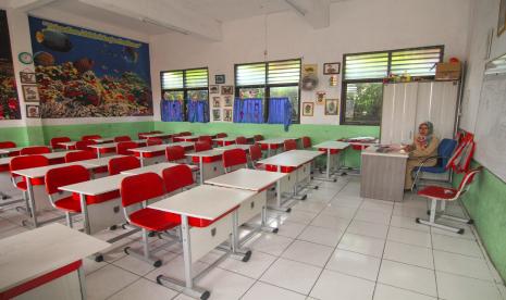 Seorang guru mempersiapkan metode pembelajaran jarak jauh di SDN Depok Baru 4, Depok, Jawa Barat, Senin (16/3/2020).(Antara/Asprilla Dwi Adha)