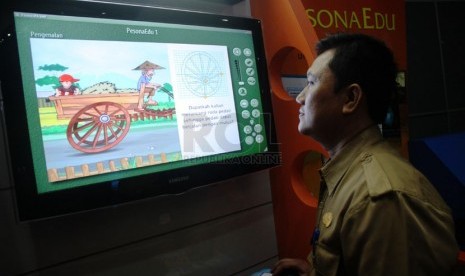  Seorang guru mencoba mengoperasikan program solusi pendidikan dengan menggunakan digital di Jakarta, Rabu (26/3).  (Republika/Yasin Habibi)