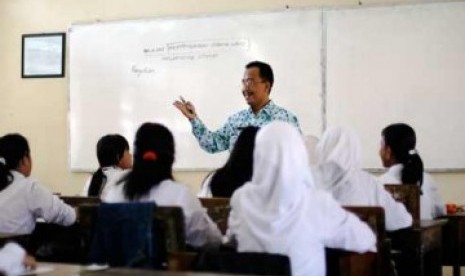 Seorang guru mengajar di sebuah SMP.