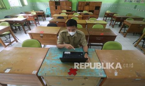 Seorang guru mengajar secara daring di SMA Negeri 2, Kota Kediri, Jawa Timur, Senin (31/1/2022). Sekolah meniadakan pembelajaran tatap muka (PTM) dan kembali memberlakukan pembelajaran secara daring selama sepekan guna mengantisipasi penularan COVID-19 varian omicron. 