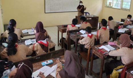 Seorang guru menyampaikan materi pelajaran saat proses belajar mengajar di Sekolah Menengah Pertama (SMP). Memperingati Hari Pendidikan Nasional, Khofifah mengajak maksimalkan Merdeka Belajar.