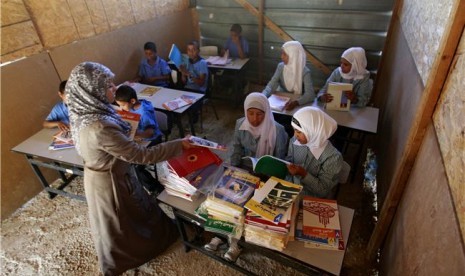 Seorang guru Palestina mengajar di sebuah sekolah di Khan al-Ahmar, Tepi Barat, Palestina.