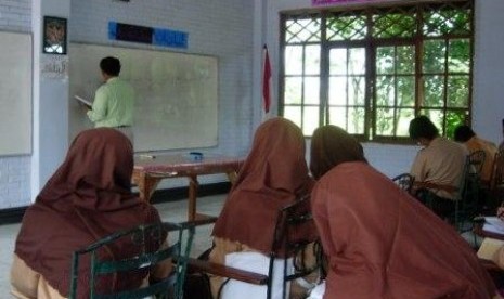 Seorang guru sedang mengajar di madrasah (ilustrasi). Insentif guru madrasah non PNS dan non sertifikasi wujud kehadiran agama 