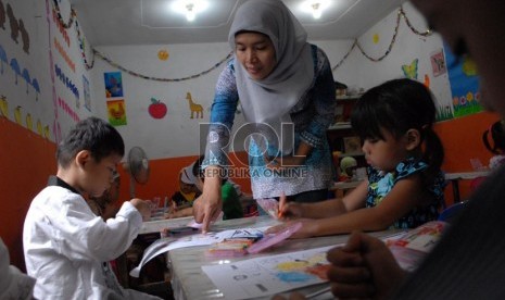 Seorang guru tengah membimbing murid-muridnya di BKB Pendidikan Anak Usia Dini (PAUD) Mawar, Manggarai, Jakarta Selatan, Jakarta Pusat