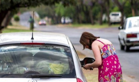 Seorang guru TK di Afrika Selatan membawa 19 muridnya dalam satu mobil sedan. (ilustrasi)