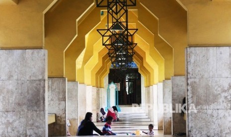 Seorang ibu bermain dengan anak-anaknya di pelataran masjid Islamic Cener Jakarta.