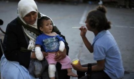 Seorang ibu dan anaknya di Jalur Gaza.