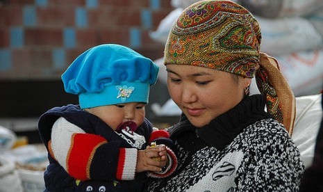 Seorang ibu dan anaknya di Kyrgyzstan.