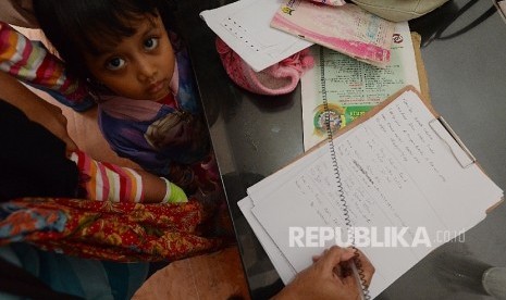 Seorang ibu dari anak korban vaksin palsu mencatat namanya saat mendatangi Rumah Sakit Harapan Bunda untuk meminta kejelasan tentang anaknya yang diduga mendapat vaksin palsu dari rumah sakit tersebut di Jakarta, Jumat (15/7)